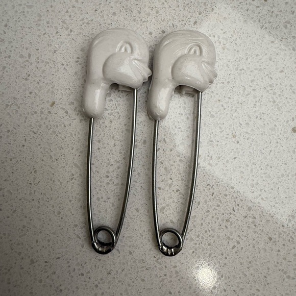 Set of 2 Vintage White Chic-a-dee Diaper Pins Baby Chicks Birds - Picture 4 of 7